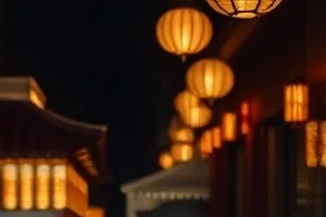 《琥珀时刻》室内封面：琥珀色台灯下的旧相册与怀表